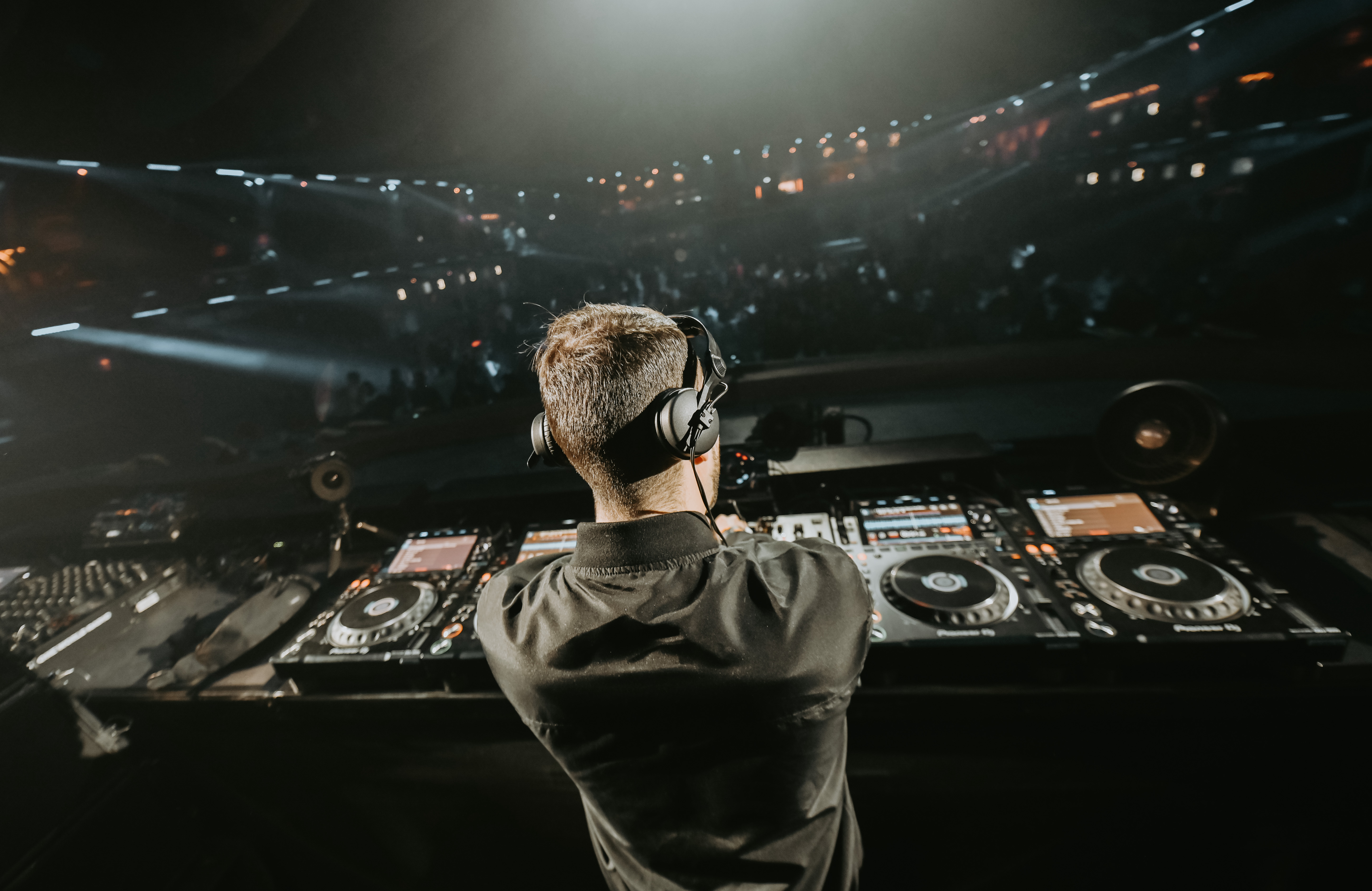 STONE VAN BROOKEN @TOMORROWLAND WINTER MAINSTAGE